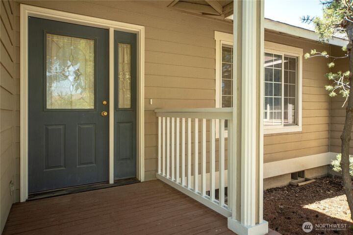 Property Photo:  1715 N Bridgewood Lane  WA 98926 