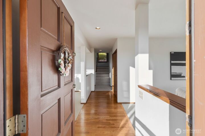 Property Photo: 424 Alvord Avenue N WA 98030