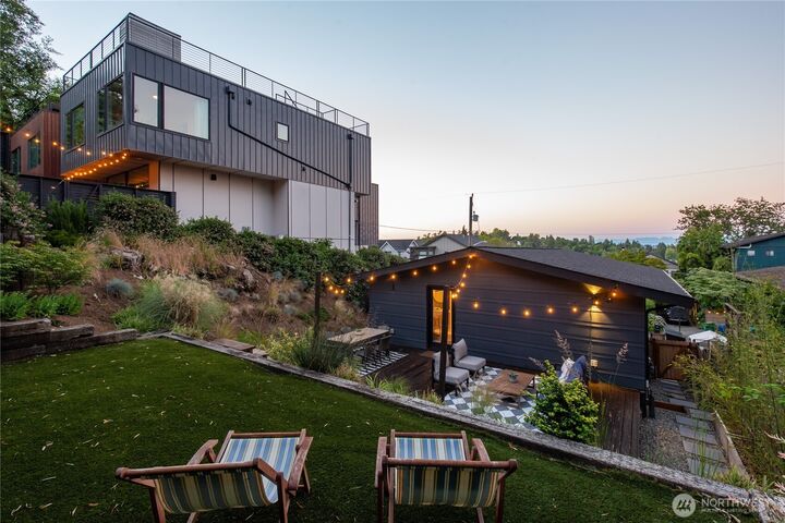Property Photo: 425 26th Avenue E WA 98112