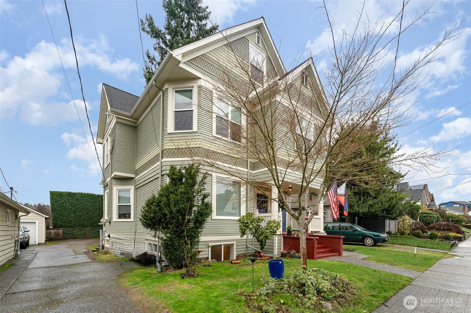 Property Photo: 5523 Woodlawn Avenue N WA 98103