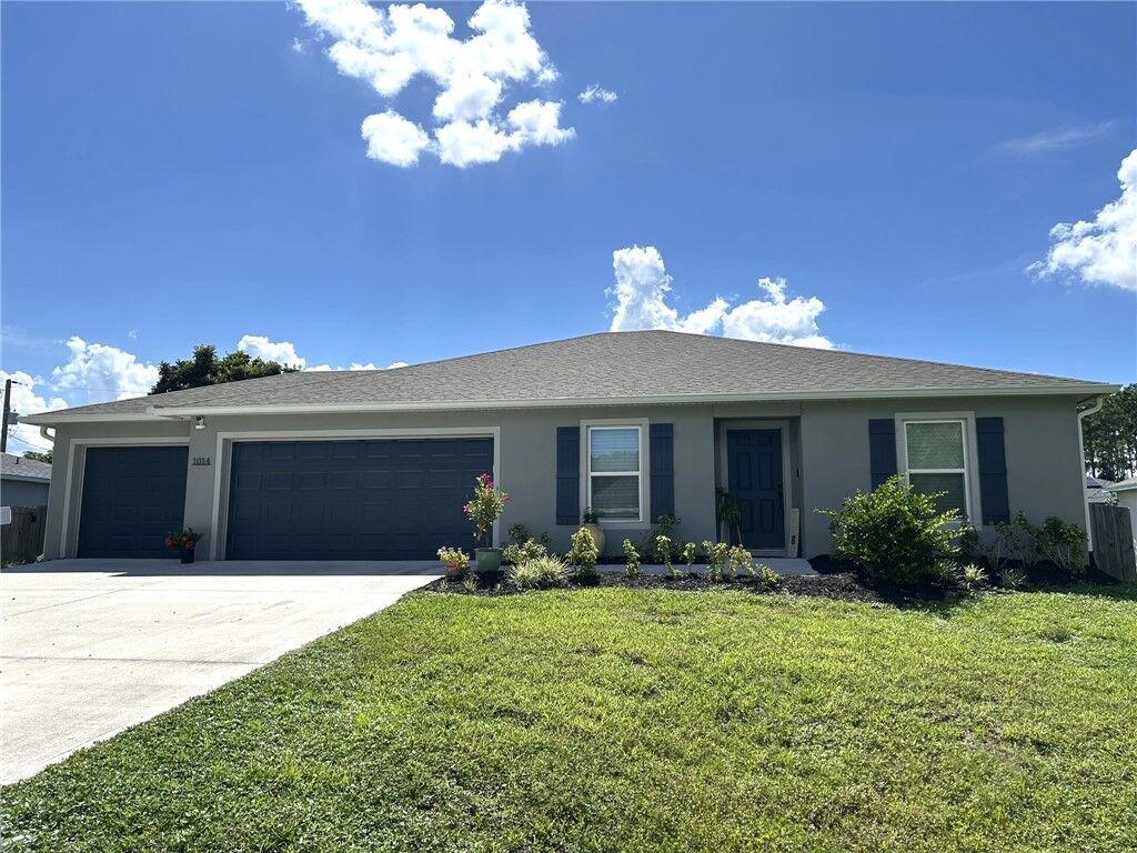 Property Photo: 1014 Hammacher Avenue SW FL 32908