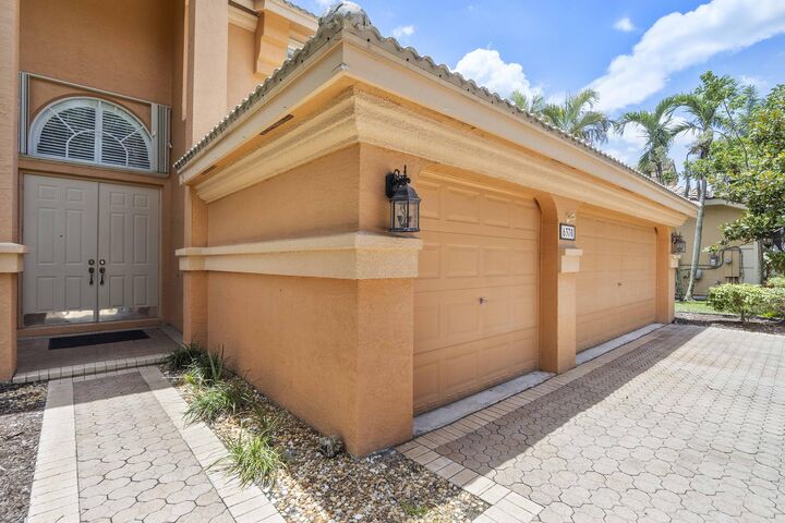 Property Photo: 6370 Stonehurst Circle FL 33467