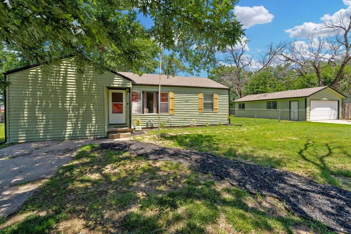 Property Photo:  542 W Sunrise Dr  KS 67217 