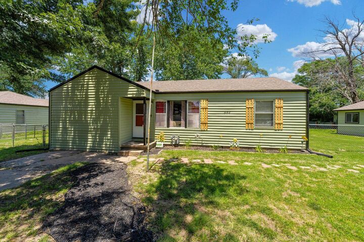 Property Photo:  542 W Sunrise Dr  KS 67217 
