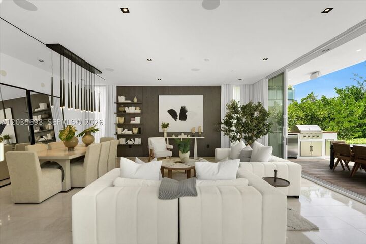 Property Photo:  810 W 47 Ct  FL 33140 