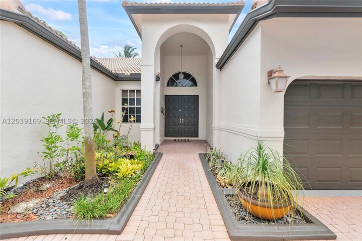 Property Photo: 1522 NW 182nd Way FL 33029