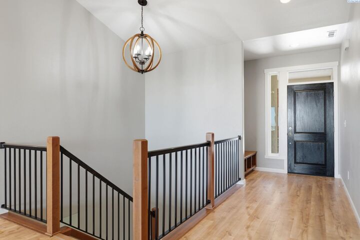 Property Photo: 6440 Collins Rd WA 99353
