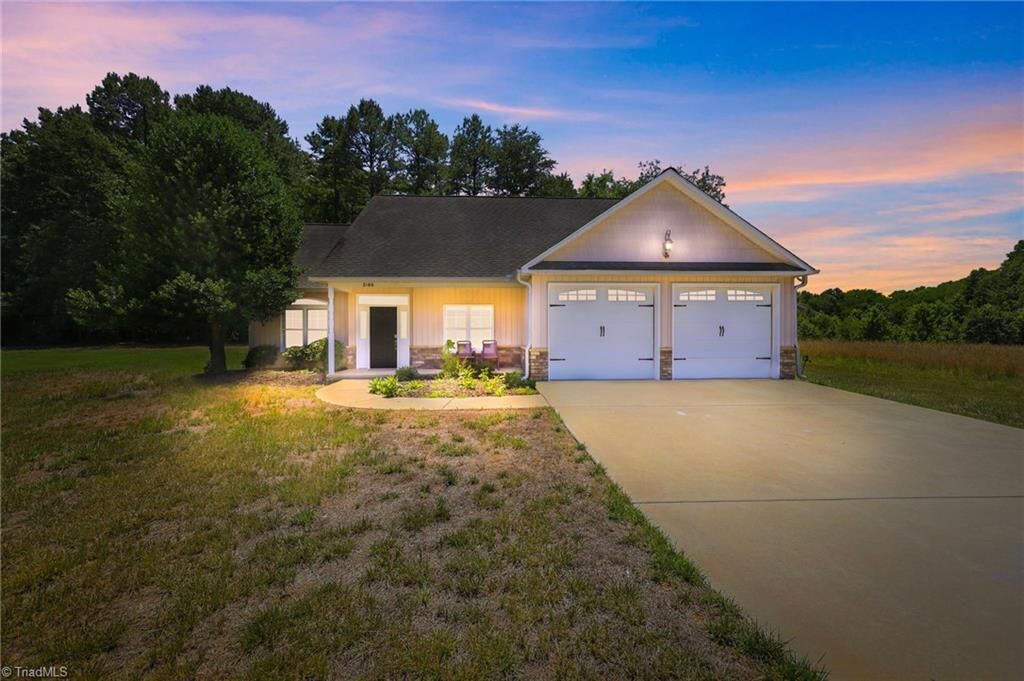 Property Photo:  2100 Waterford Pointe Road  NC 27292 