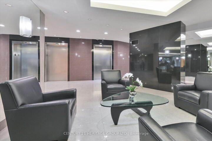 Property Photo: 7250 Yonge Street 410 ON L4J 7X1