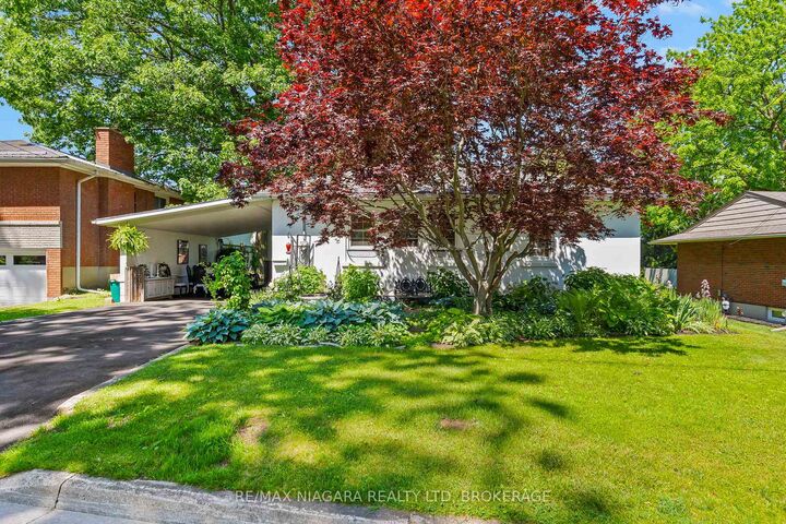 48 Oakridge Crescent — photo 1