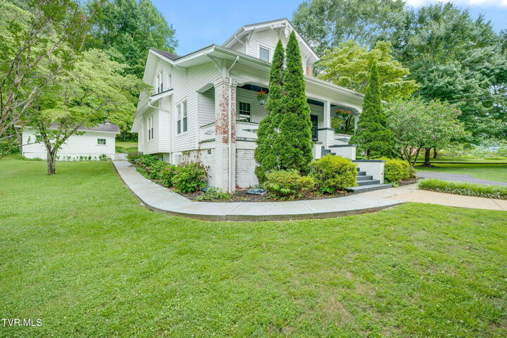 Property Photo: 808 Holly Avenue TN 37650