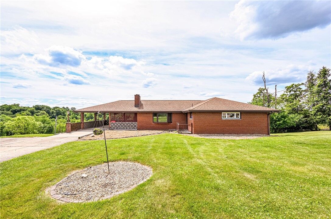 Property Photo: 5444 Sunset View Dr PA 15063
