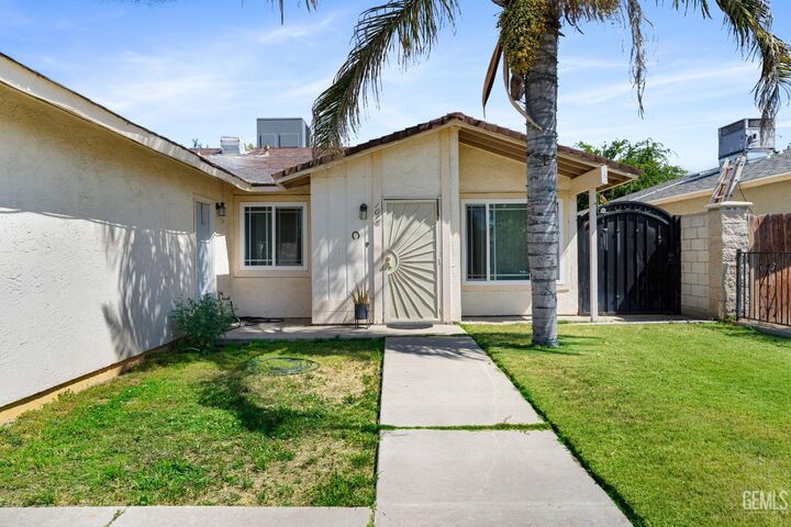 Property Photo: 1016 Iris Street CA 93280