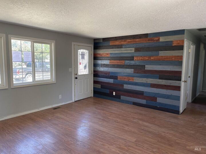 Property Photo:  511 Chestnut St  ID 83647 