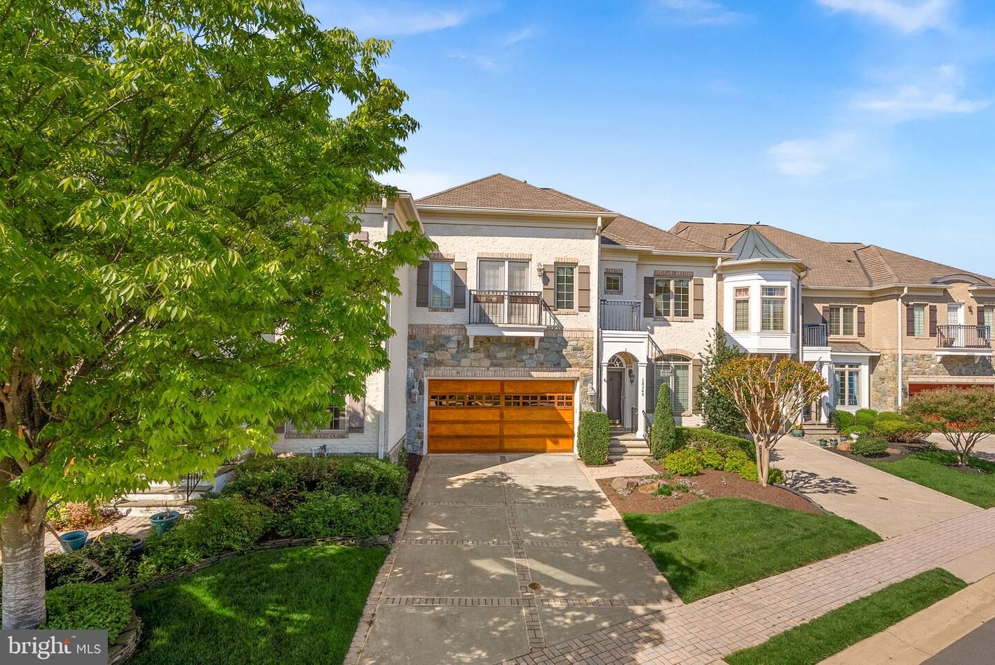 Property Photo: 18349 Fairway Oaks Square VA 20176