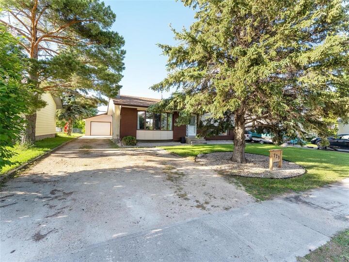 Property Photo:  729 James Avenue  MB R0E 0C0 