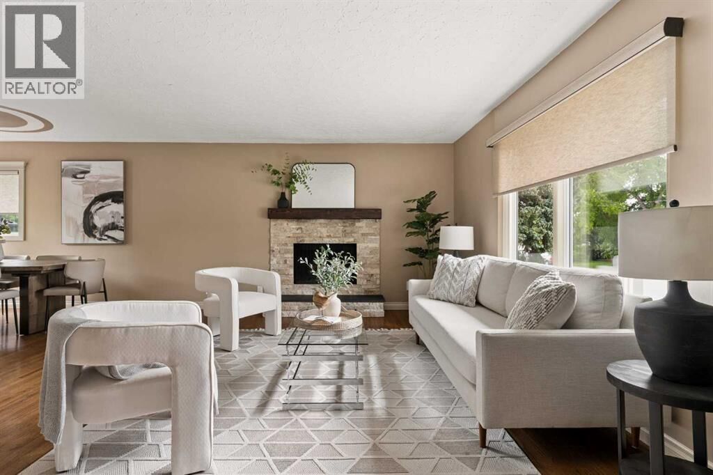 Property Photo:  220 41 Avenue Northwest  AB T2K 0G8 