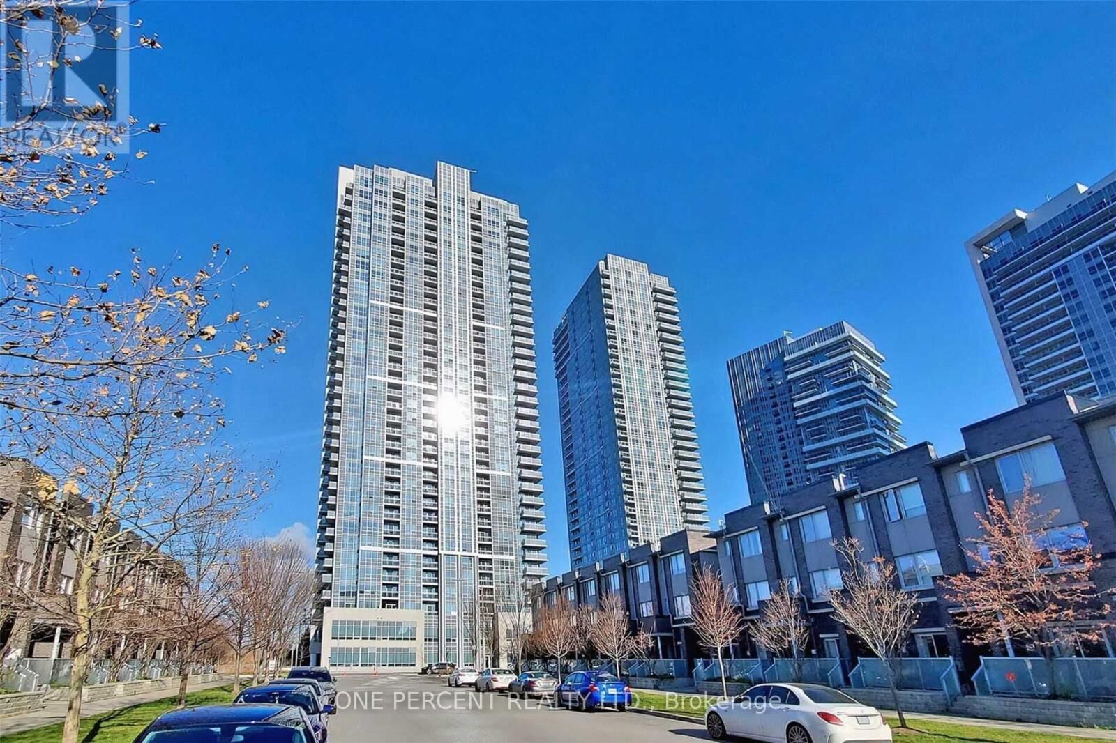Property Photo: 275 Village Green Square 2915 ON M1S 0L8