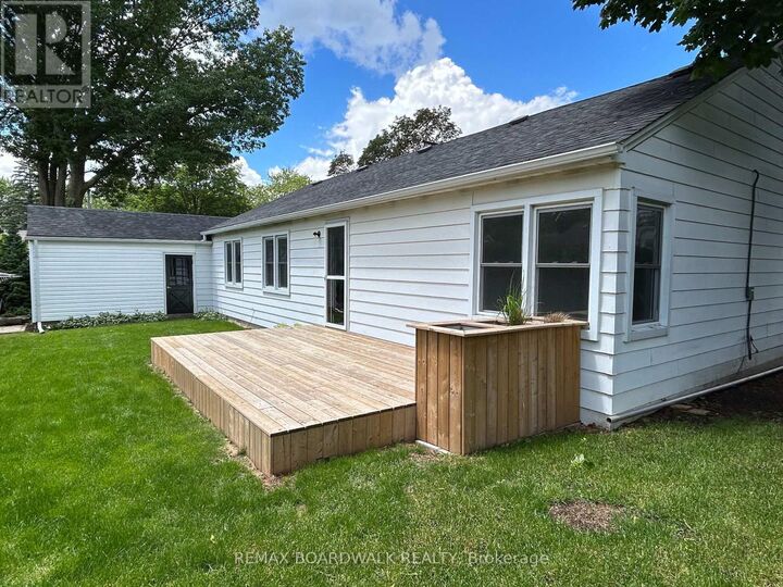 Property Photo: 15 Butterfield Place ON K6V 1M4