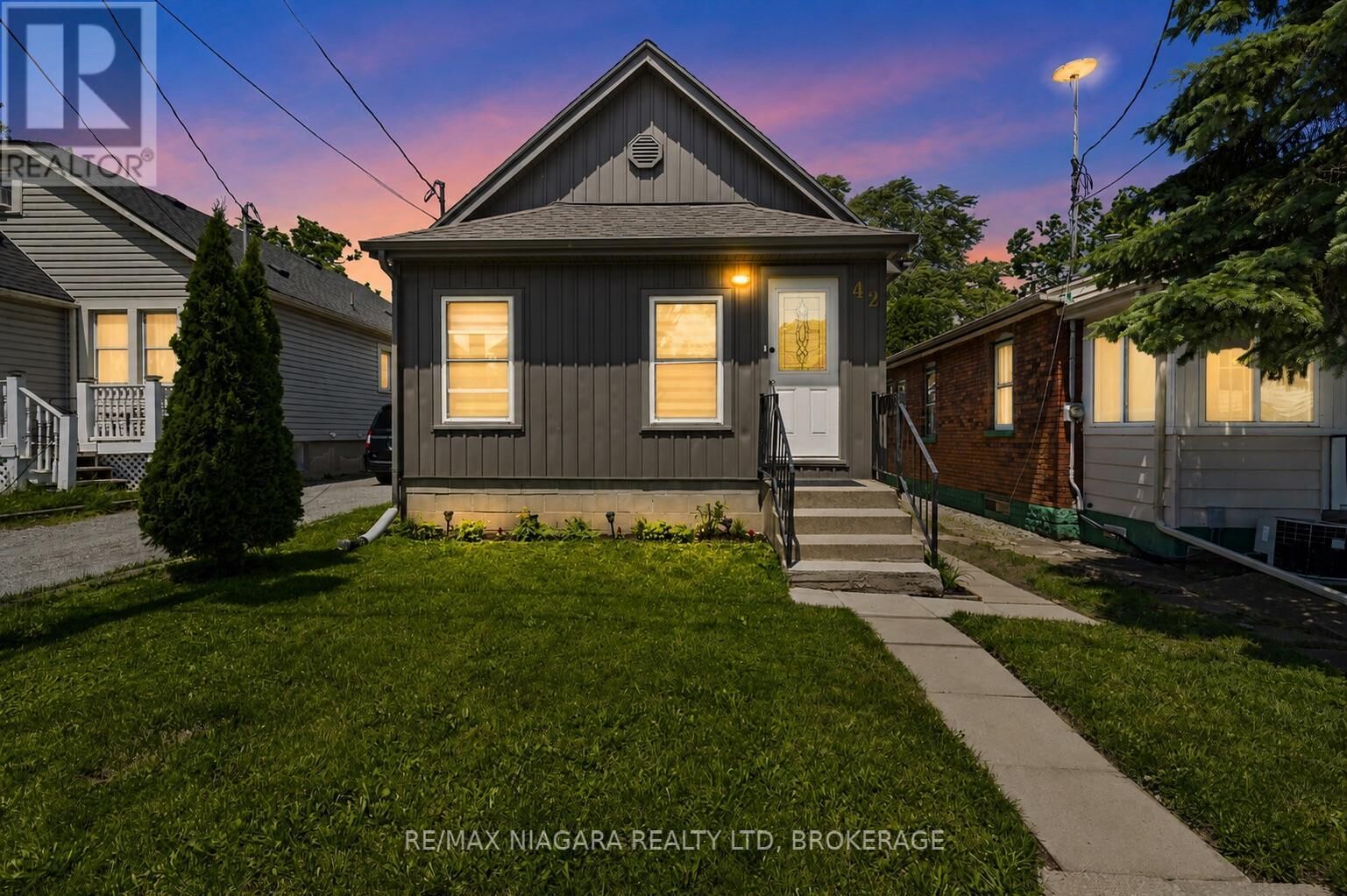 Property Photo:  42 McCormick Street  ON L3C 4L9 
