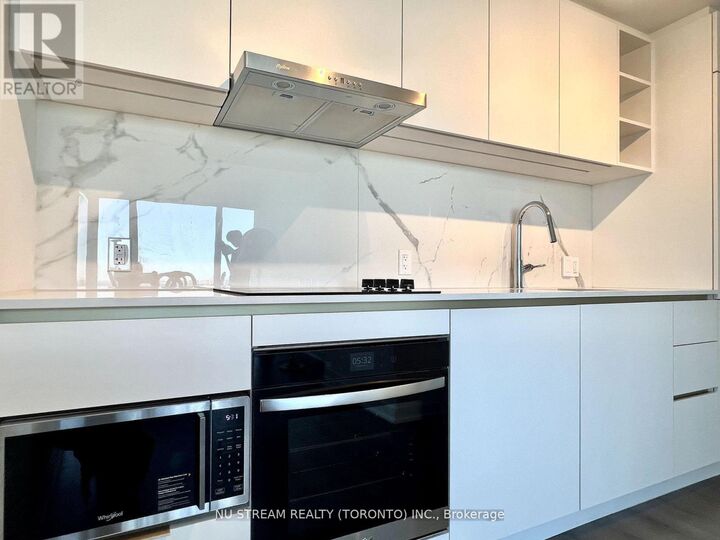Property Photo: 8 Wellesley Street West 5507 ON M4Y 0J5