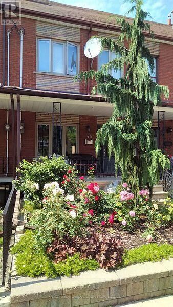 Property Photo:  48 Ulster Street Main  ON M5S 1E3 