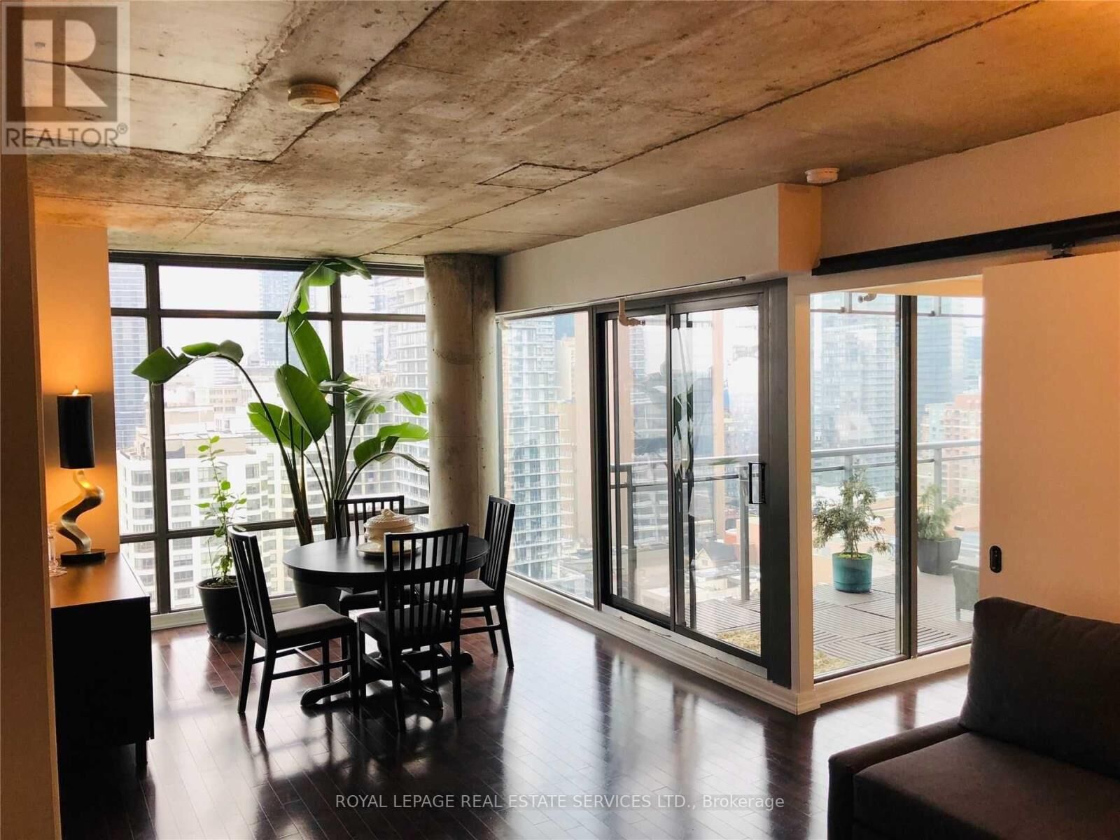 Property Photo:  22 Wellesley Street East 2103  ON M4Y 1G3 