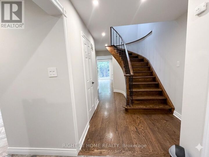 Property Photo:  37 Versailles Court  ON L4C 8V6 