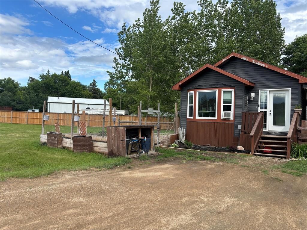 Property Photo:  116 Pelican Drive  MB R0K 1R0 