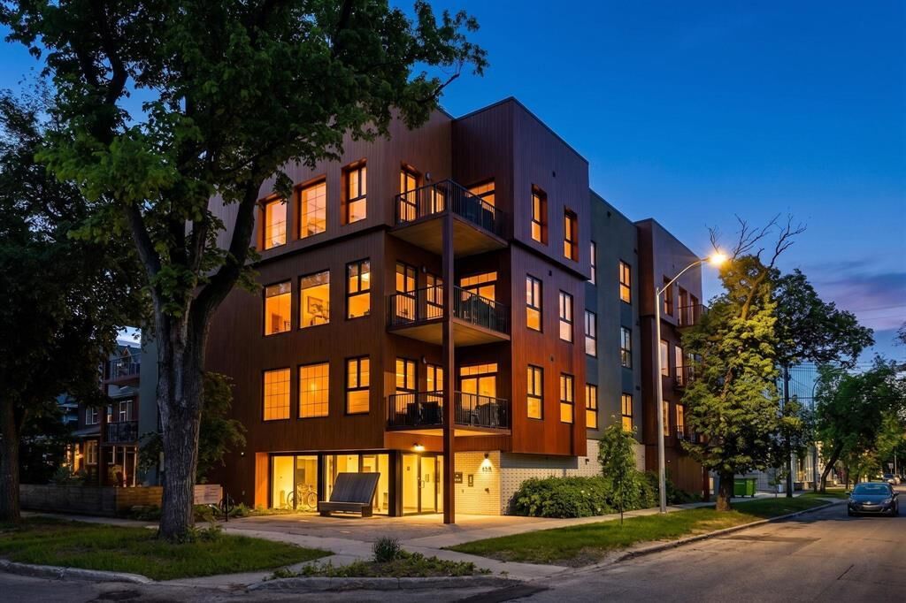 Property Photo:  958 McMillan Avenue  MB R3M 0V6 