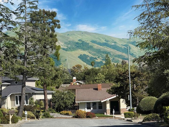 Property Photo: 40337 Loro Pl CA 94539