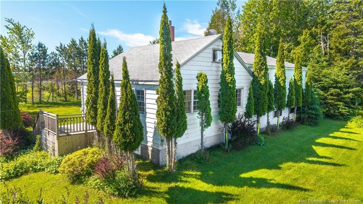 709 Mowat Drive — photo 1