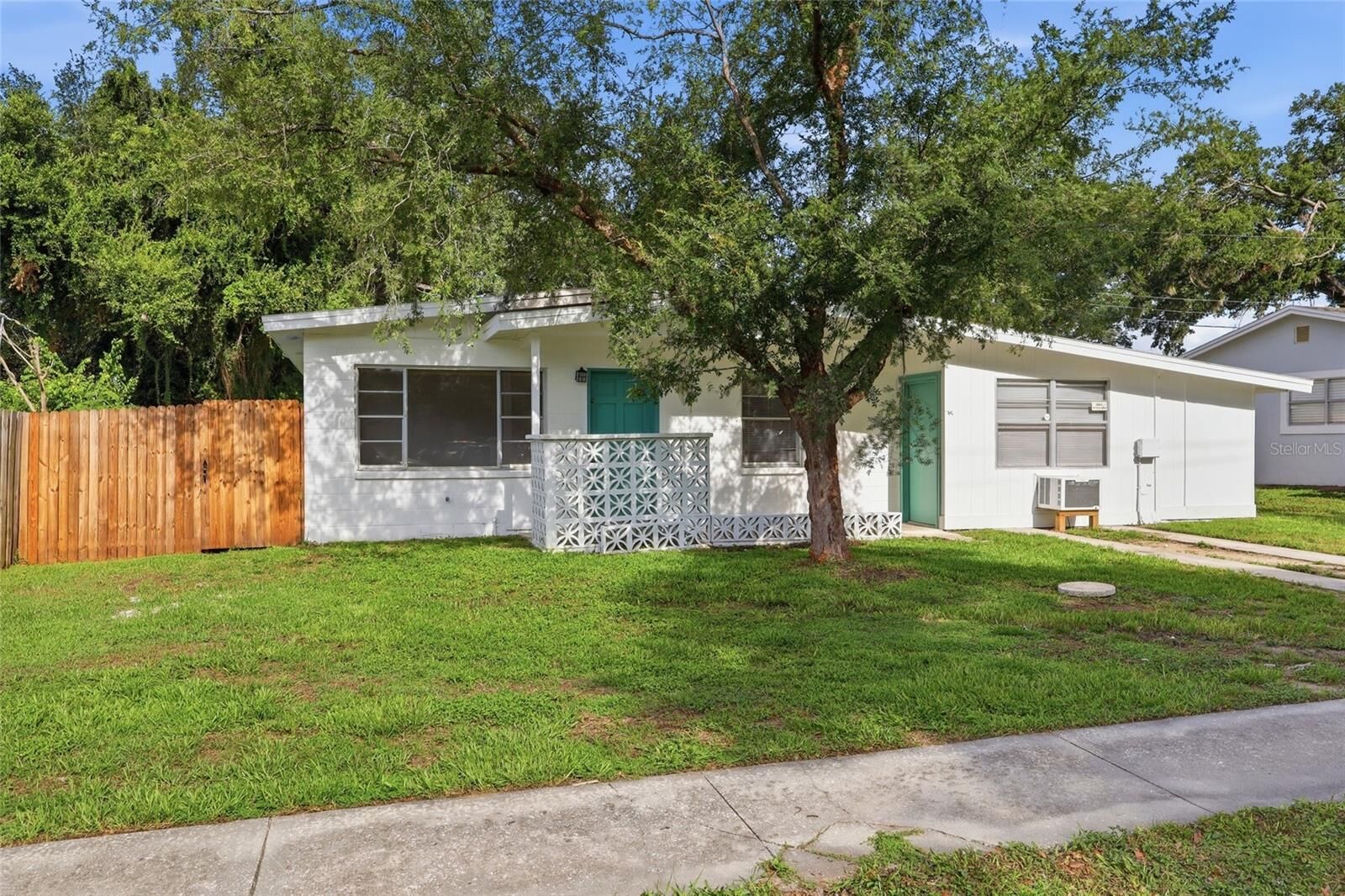 Property Photo: 410 S Oakwood Avenue FL 33511