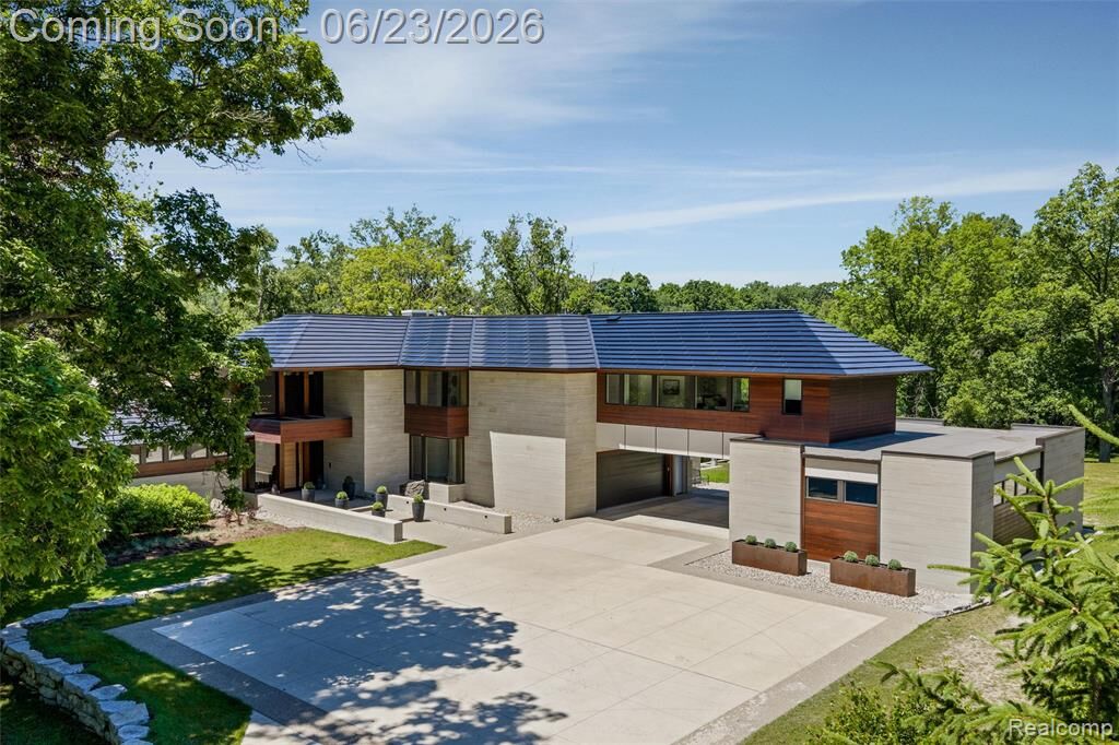 Property Photo:  2700 Squirrel Road  MI 48304 2050 