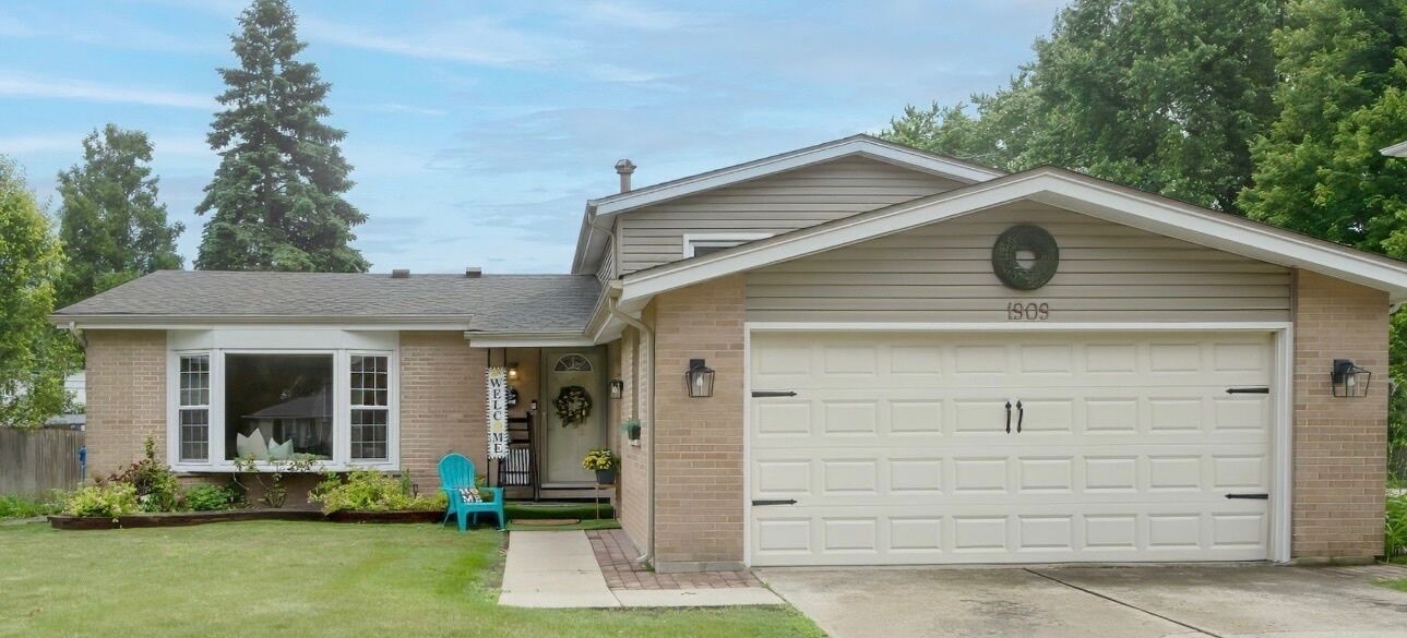Property Photo:  1909 E Maya Lane  IL 60056 