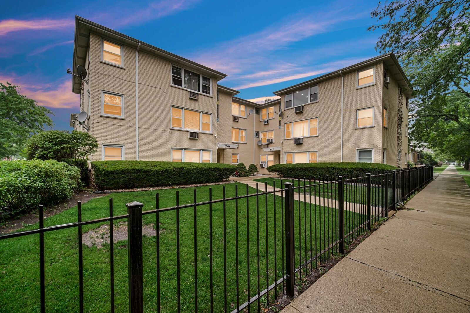 Property Photo: 5700 W Montrose Avenue 3D IL 60634