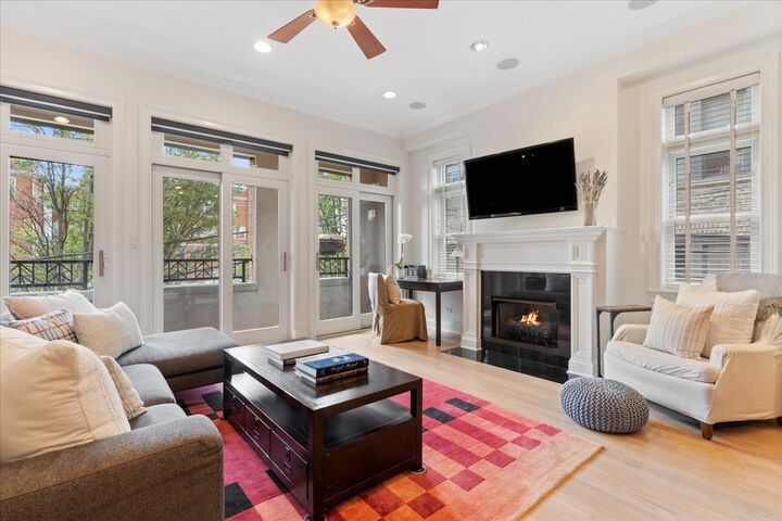 Property Photo: 3842 N Southport Avenue I IL 60613