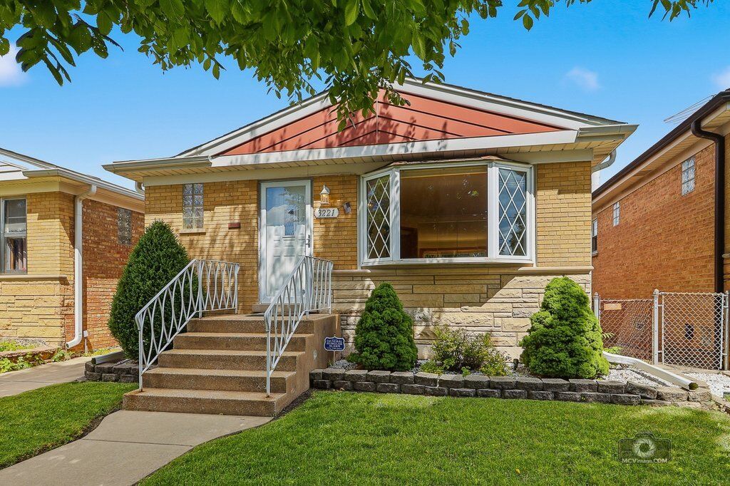 Property Photo: 3221 N Pioneer Avenue IL 60634