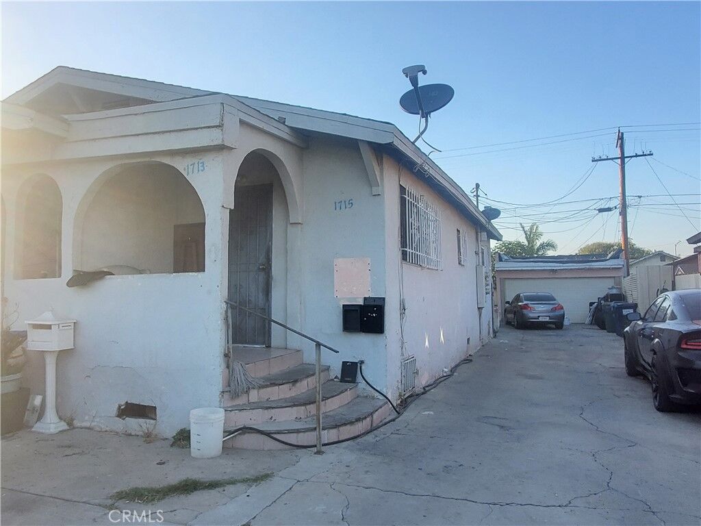 Property Photo:  1715 E 70th  CA 90001 