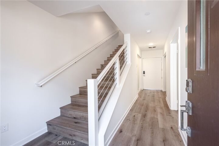 Property Photo:  2926 Rowena Avenue 4  CA 90039 