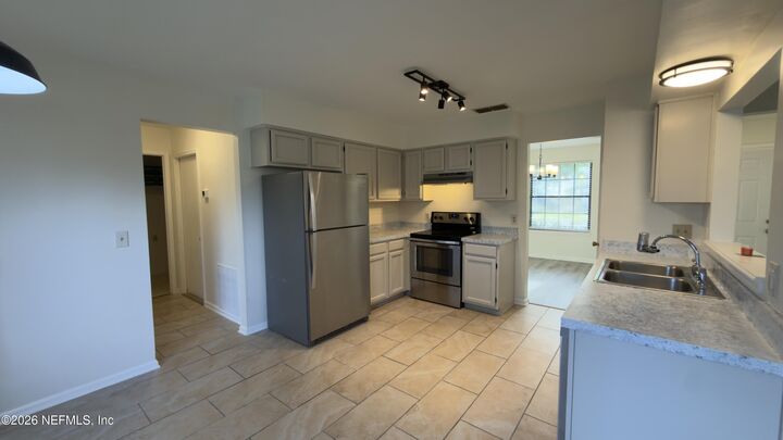 Property Photo: 7914 Longshadow Court FL 32244