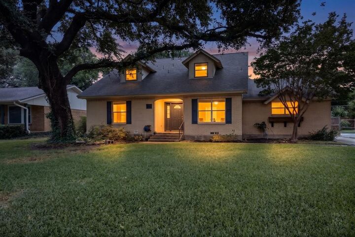 Property Photo: 606 S Waterview Drive TX 75080