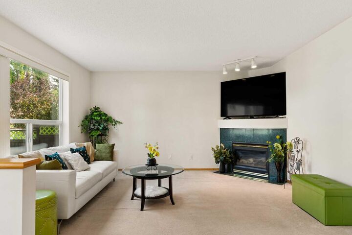 Property Photo:  72 Douglas Glen Heights SE  AB T2Z 3T5 