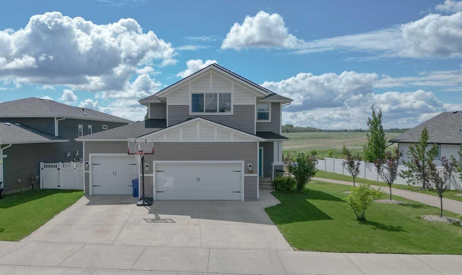 Property Photo: 611 Robinson Avenue AB T0M 1R0