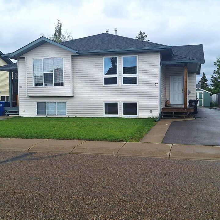 Property Photo:  37 Silver Drive  AB T0M 0J0 