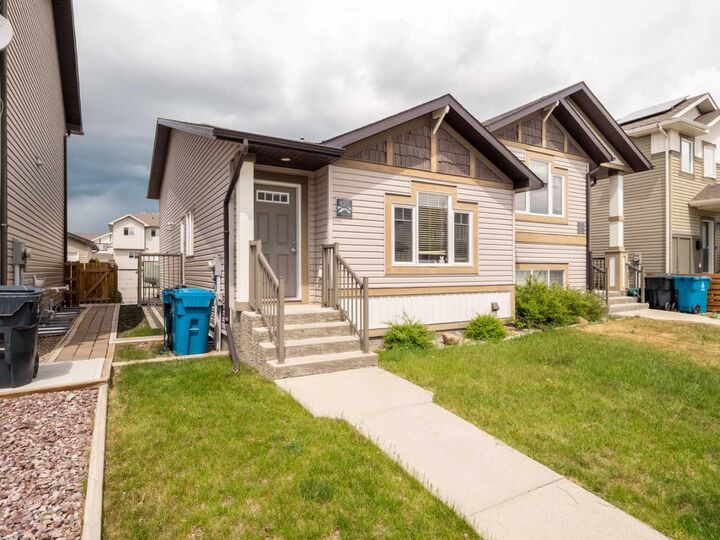 Property Photo:  825 Silkstone Close W  AB T1J 5C6 