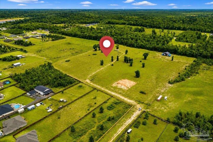 Property Photo: 9780 Mistletoe Rd FL 32583