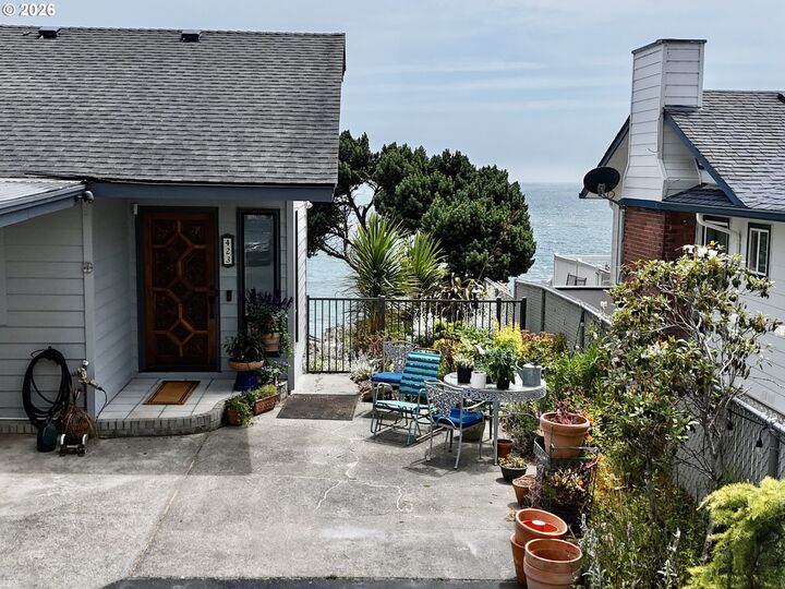 Property Photo: 423 Buena Vista Loop OR 97415