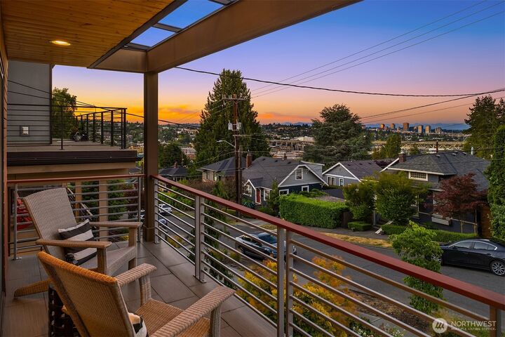 Property Photo:  2619  Warren Avenue N  WA 98109 