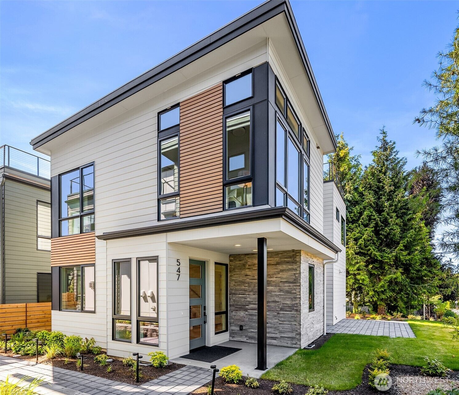 Property Photo: 547 16th Avenue W WA 98033